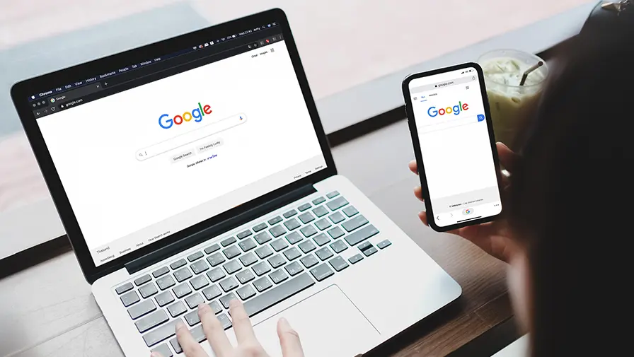 Busca do Google aberta em notebook e celular ilustrando campanhas de links patrocinados