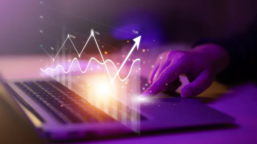 Gráfico de crescimento ascendente projetado sobre um notebook, representando geração de leads no inbound marketing