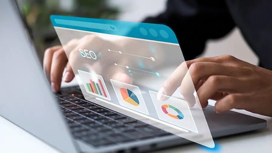 Notebook exibindo painel de SEO com gráficos, representando produção de conteúdo otimizado
