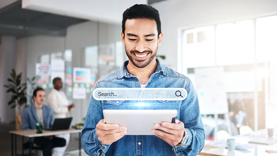 Profissional usando tablet com barra de busca em destaque, representando otimização de SEO para e-commerce